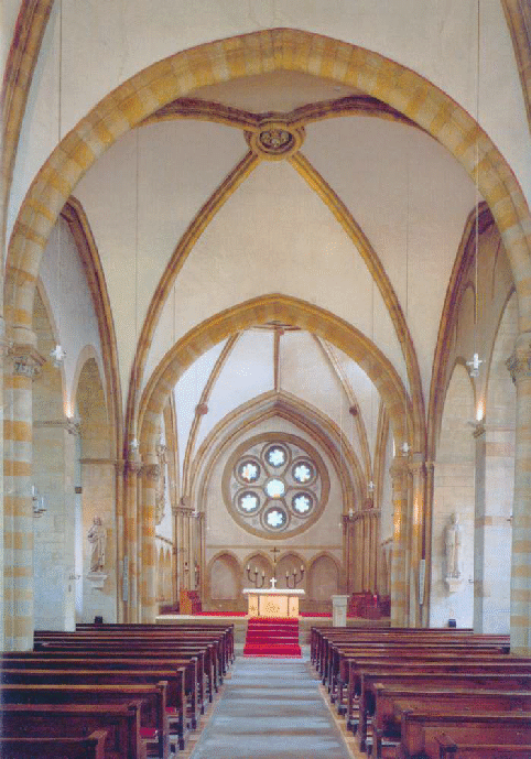 Innenansicht der Kirche in Richtung Chor